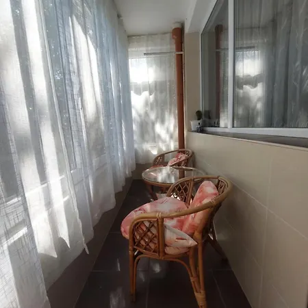 Family Style, Main Street, 20 Minutes From The Sea 아파트 *