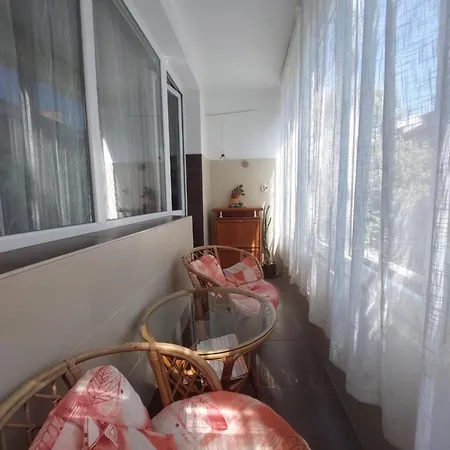 Family Style, Main Street, 20 Minutes From The Sea 아파트