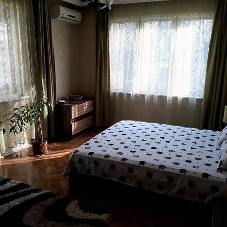 Family Style, Main Street, 20 Minutes From The Sea 아파트