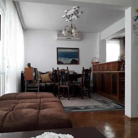 Family Style, Main Street, 20 Minutes From The Sea 아파트 *